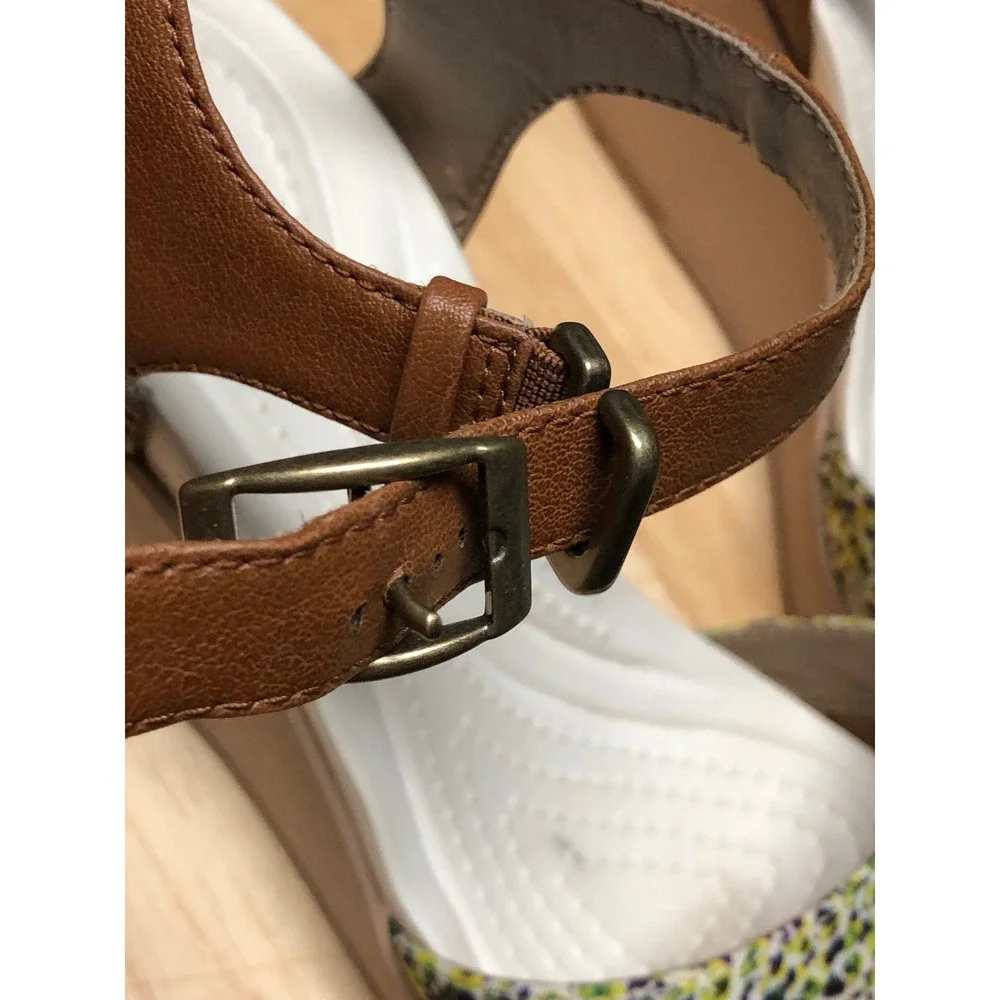 Crocs Leigh II Wedge Sandals Women 8 US Ankle Strap Yellow Floral Comfort 202516